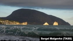 Вид на гору Аю-Даг (Медведь-гора), Гурзуф, архивное фото
