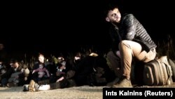 Բելառուսից Լատվիայի սահմանն ապօրինի հատած և ձերբակալված միգրանտներ, օգոստոս, 2021թ․