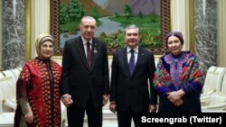 Бердымухамедовдун жана анын жубайынын Түркиянын президенти Режеп Тайып Эрдоган жана жубайы менен түшкөн бул сүрөтү 2021-жылы тартылган.