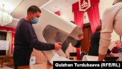 Явка на выборах, по последним данным, едва превысила 30 процентов, что стало рекордно низким показателем за всю историю выборов в независимом Кыргызстане
