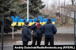 Таксисти на виході з КПВВ чекають на клієнтів