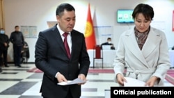 Президент Кыргызстана Садыр Жапаров с избирательным бюллетенем. 28 ноября 2021 года