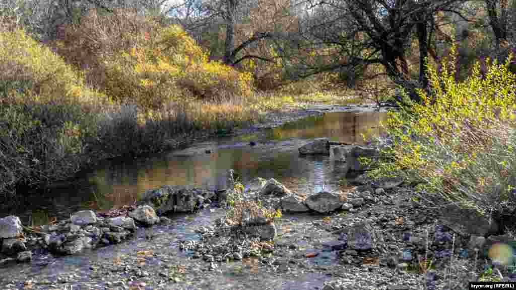 Чуть южнее села из источника Карасу-Баши и начинается &laquo;черная&raquo; река &ndash; Биюк-Карасу