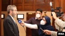 Իրանի միջուկային հարցերով գլխավոր բանագնաց Ալի Բաղերին զրուցում է լրագրողների հետ, Վիեննա, 29-ը նոյեմբերի, 2021թ. 