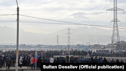 Президент жаңы конуштун тургундары менен жолугушууда. Архив.