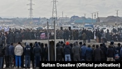 Ак-Ордо жаңы конушундагы кызыл китеби жок жер тилке ээлери президент Садыр Жапаров менен жолугушууда. Бишкек. 22-ноябрь, 2021-жыл.