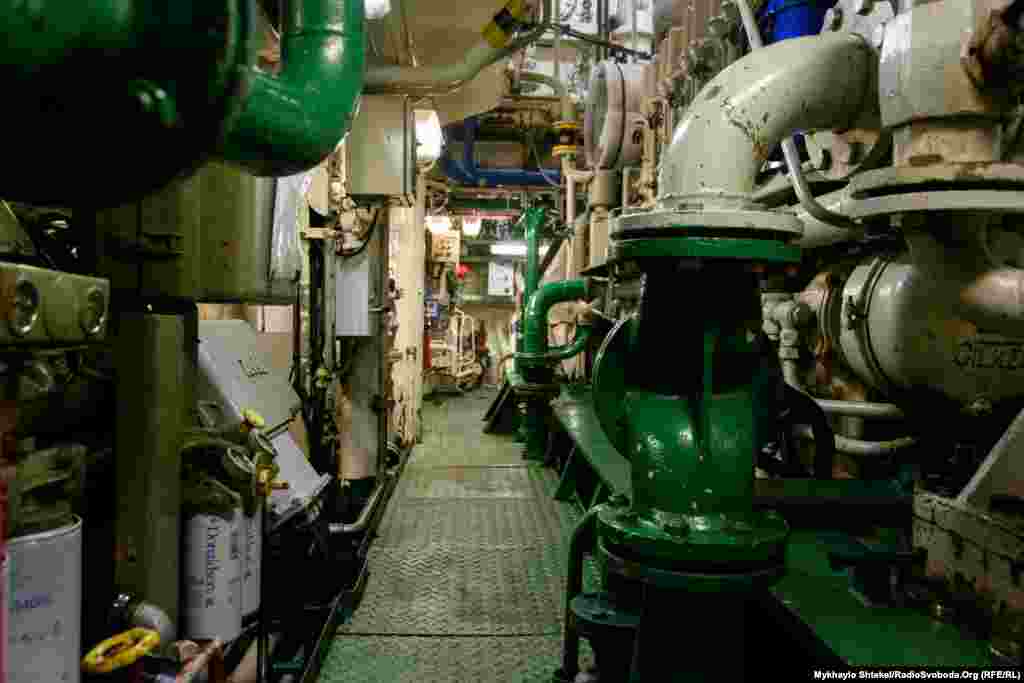 Серце будь-якого судна чи корабля &ndash; машинне відділення. Судно будувалось військовими, тому тут дуже мало вільного місця, говорить старший механік Олексій Окунь. Наукові судна Бельгії є складовою військово-морських сил королівства