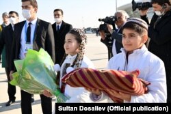 Myhmanlary garşy alýan çagalar