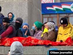 27-ноябрда митингге чыккандар нааразылык учурунда каза болгон эки адамдын сөөгүн көтөрүп чыгышты.