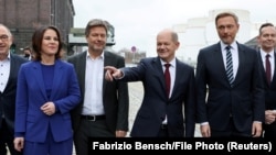 رهبران ائتلاف شکل‌دهنده دولت جدید آلمان؛ اولاف شولتس صدراعظم جدید در میانه ایستاده است. 