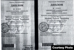 УКМК жасалма деген Рыскелди Момбековдун дипломунун көчүрмөсү.