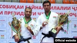 Комроншо Устопириён (слева) и Темур Рахимов завоевали золотые медали турнира
