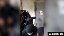 Сот аткаруучулар үйдүн эшигин бузуп жаткан учур. Ош шаары, 6-октябрь, 2021-жыл.  