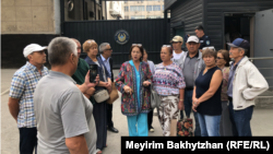 Мирболат Мырзатай уулун колдогон активисттер полиция имаратынын жанында турушат, Алматы,  3-сентябрь, 2025-жыл. 