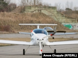 Пілёт кіруецца да ўзьлётна-пасадачнай паласы на авіябазе ў Мілавіцах у сакавіку 2025 году.