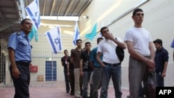 ۲۵۵ تن از اسرای فلسطينی که روز جمعه از زندان های اسراييل آزاد شدند، به مقامات حکومت خودگردان فلسطينی تحويل داده شدند.