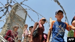 Қирғизистон жанубидаги ўз жойларини ташлаб кетишга мажбур қилинган ўзбеклар бугун маширқу мағрибда сарсон.