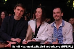 Номінанти Премії імені Георгія Ґонґадзе-2025: (зліва направо) керівник відділу розслідувань «Української правди» Михайло Ткач, головна редакторка та співзасновниця видання The Kyiv Independent Ольга Руденко, фотограф, оператор і воєнний кореспондент Reuters Іван Любиш-Кірдей