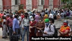 Индиянын Калькутта шаарында вакцина күткөндөр, 12-май 2021-жыл. 