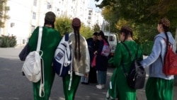 Diňle: Mekdepler gyz okuwçylaryň 'prezident sowgadyny' ýaşyl mata üçin saklap galýar