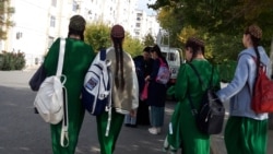 Diňle: Ene-atalar öňki ýygnalan pullaryň hasabatyny sorap, mekdepde 'alada döretdi'