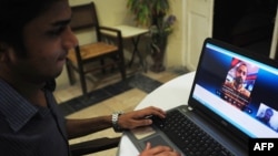 Сүйлөшүү Скайп аркылуу болгон