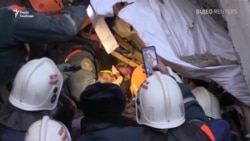 Відео: Рятувальники дістають живого малюка з-під завалів будинку в Магнітогорську (Росія)