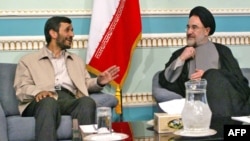 محمد خاتمی و محمود احمدی‌نژاد پس از انتخابات رياست‌جمهوری سال ۱۳۸۴ 