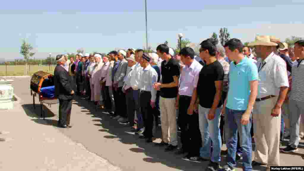 Молитву Жаназа-намаз читает бывший главный муфтий Казахстана Ратбек Нысанбайулы.&nbsp; &nbsp;