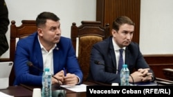 Liderul Partidului „Democrația Acasă”, Vasile Costiuc (stânga), la ședința Curții Constituționale privind validarea alegerilor parlamentare.
