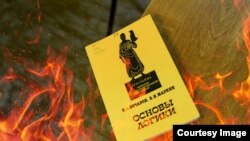 Ситуация с «Руководством по дебатам» напоминает случай в России, когда в Коми были сожжены книги Фонда Сороса.