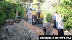 Etraplarda suw liniýalary çekilýär