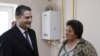 Пресьер-министр Тигран Саргсян беседует с жительницей Степанавана, получившей новую квартиру. 29 декабря 2010 г. 