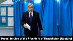 Қазіргі президент Қасым-Жомарт Тоқаев сайлауда дауыс беруге келген сәт. 20 қараша 2022 жыл. 