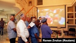 شماری از اسرائیلی‌های ایرانی‌تبار در حال تماشای یکی از دیدارها تیم ملی ایران در جام جهانی ۲۰۱۸