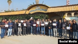 Иранда айлык акынын көтөрүлүшүн талап кылып иш таштаган жумушчулар.