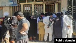 عکس آرشیوی از صف نانوایی در سیستان‌ و‌ بلوچستان