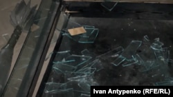 Розбита вітрина в краєзнавчому музеї Херсону