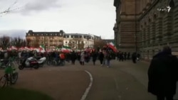 گردآمدن ایرانیان معترض در مقابل پارلمان اروپا در استراسبورگ