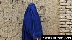 Паранжы жамынган аял. 