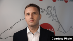 "QırımSOS" uquq qoruyıcı teşkilâtınıñ reberi Oleksyi Tılnenko