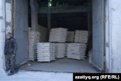 Грузчик ТОО «Агро Атбасар» ждет подхода вагона у ворот основного склада. Атбасар, Акмолинская область, 6 декабря 2022 года