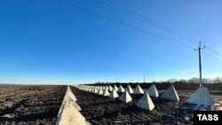 Росія, грудень 2022 року: на місці будівництва фортифікаційної лінії вздовж кордону з Україною видно танкові пастки.