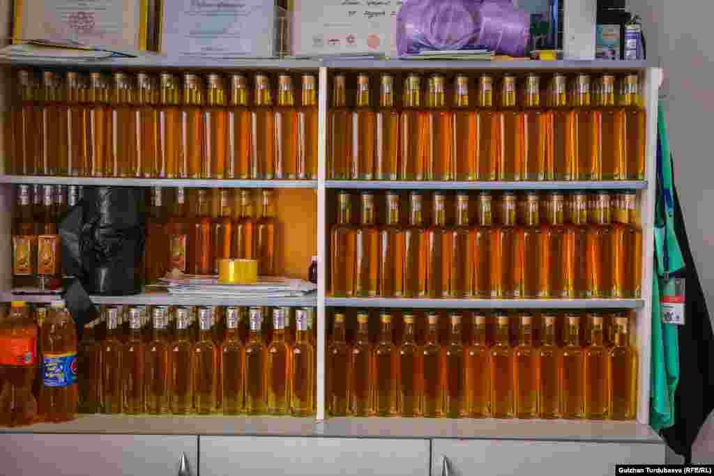 Жаңгак майы негизинен тамак-ашка, медицинада жана косметикалык каражаттарга колдонулат. Адисттер жаңгак майы иммунитетти көтөрүп, адамды депрессиядан сактарын изилдеп чыгышкан.&nbsp;&nbsp; &nbsp;