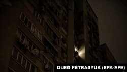 Але поки що столиця все одно залишається в режимі екстрених відключень