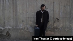 حسین محمدی در نمایش «هفت تا نه و نيم» به كارگردانى مريم خليلى