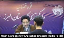 حسین محمدی مقابل قاضی در دادگاه رسیدگی به اتهاماتش