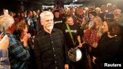 Талапкерлердин бири Петр Павел шайлоочулары менен. 