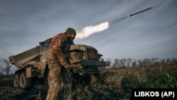 Український військовий на позиціях поблизу Бахмуту. Фото: 24 литсопада 2022 року
