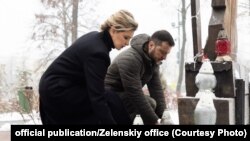 Уладзімір і Алена Зяленскія ля мэмарыялу герояў Нябеснай сотні. Кіеў, 21 лістапада 2022